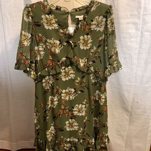 Size medium floral BoHo dress. Two rows of ruffles at the bottom and one - Picture 2 of 9